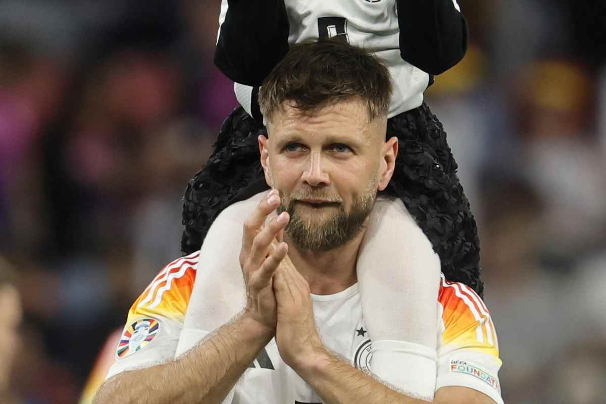 Niklas Fullkrug con la maglia della Germania mentre applaude i tifosi