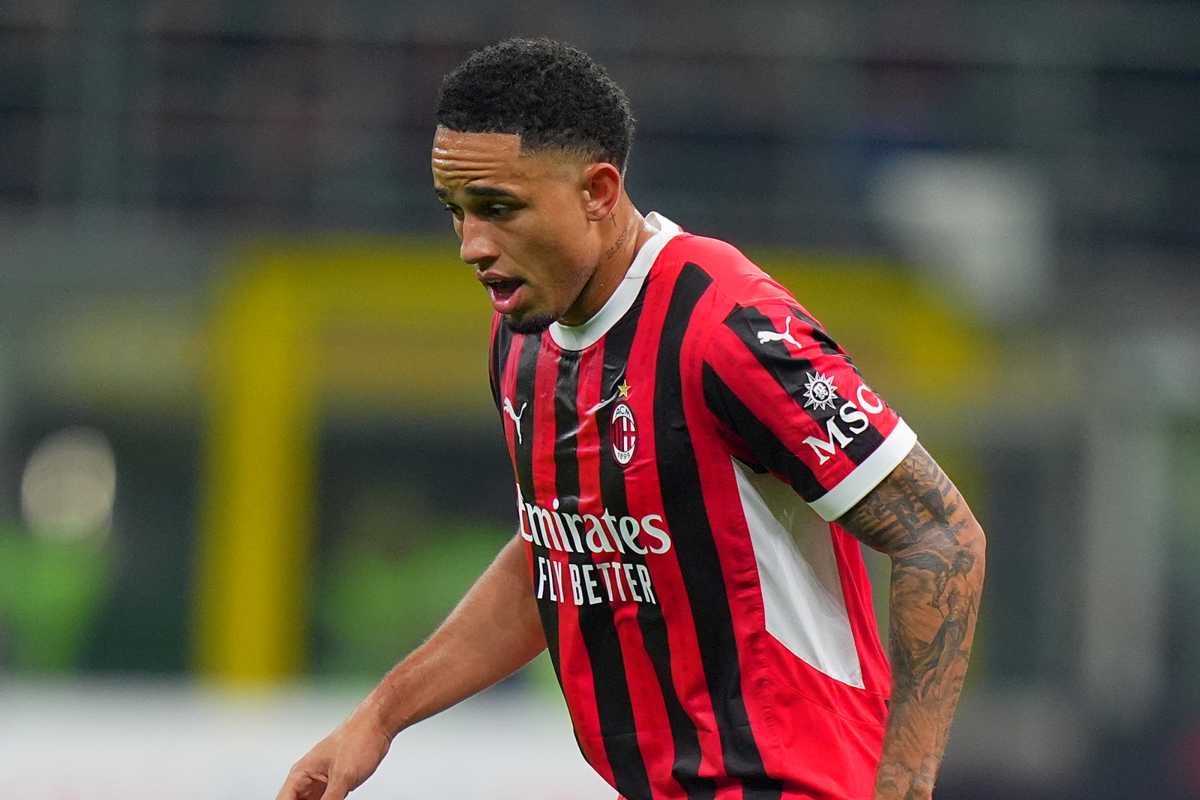 Noah Okafor con la maglia del Milan