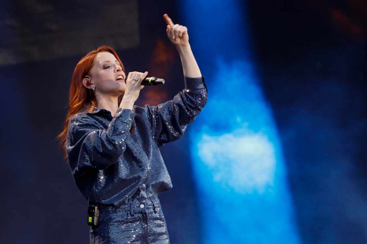 Noemi canta durante un concerto