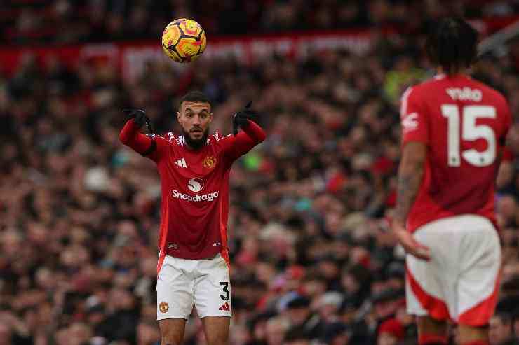 Noussair Mazraoui con la maglia del Manchester United