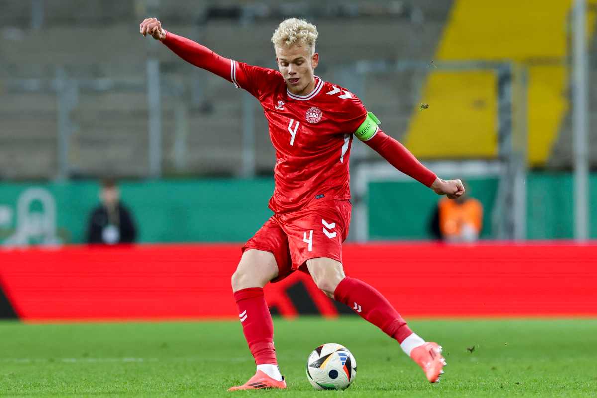 Oliver Provstgaard con la fascia di capitano della Danimarca al braccio