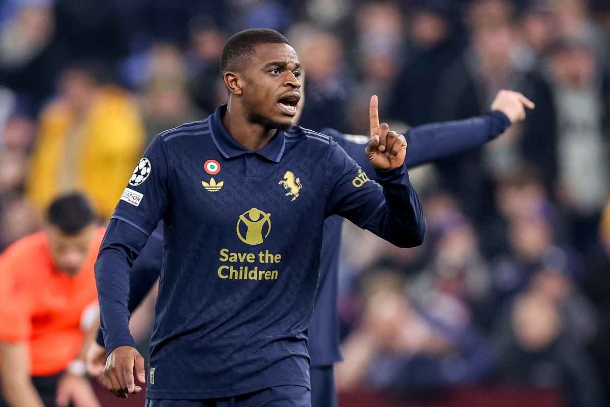 Pierre Kalulu protesta con l'arbitro con il dito alzato
