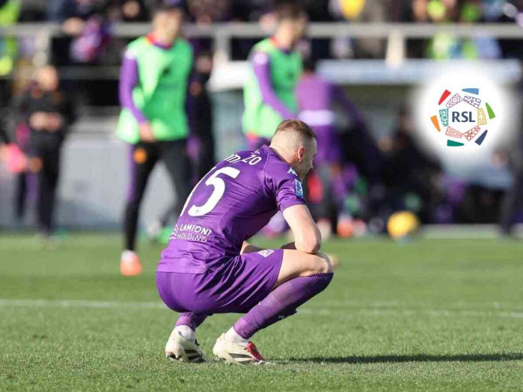 Pietro Comuzzo della Fiorentina accovacciato e davanti a lui il logo della Saudi Pro League