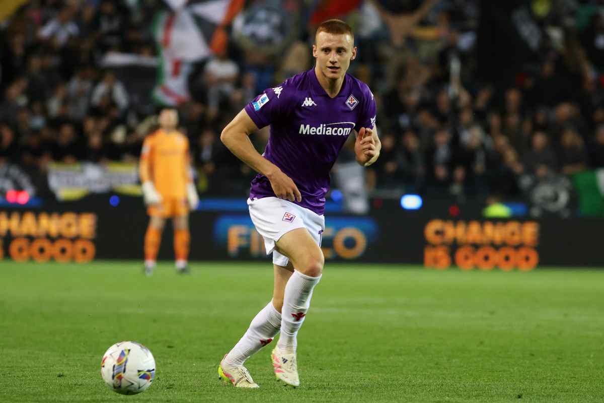 Pietro Comuzzo guarda il pallone arrivare nel corso di una partita di campionato con la maglia della Fiorentina