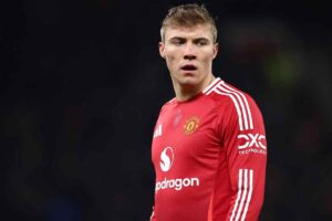 Rasmus Hojlund in primo piano con la maglia del Manchester United