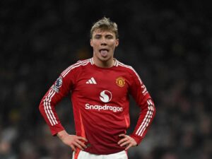 Rasmus Hojlund con la maglia del Manchester United e la lingua fuori