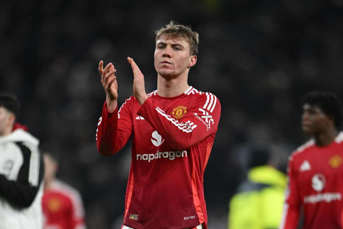 Rasmus Hojlund applaude i tifosi del Manchester United