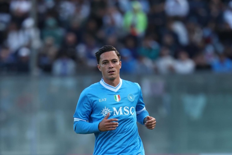 Raspadori in campo con la maglia del Napoli 