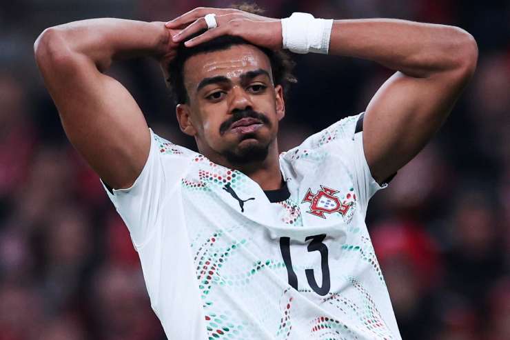 Renato Veiga con la maglia del Portogallo e le mani in testa