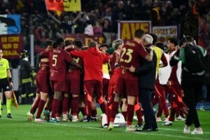 La Roma esulta dopo un gol
