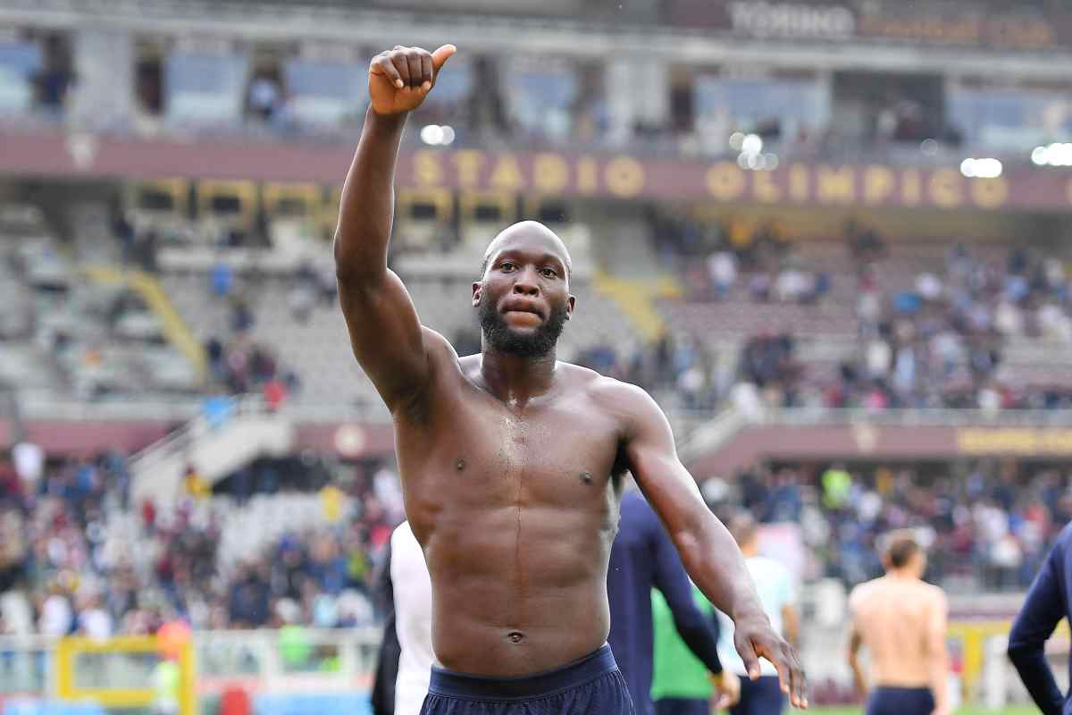 Romelu Lukaku esulta col pugno alzato ma senza maglietta