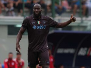 Romelu Lukaku col pollice alto durante l'amichevole contro l'Olympiacos