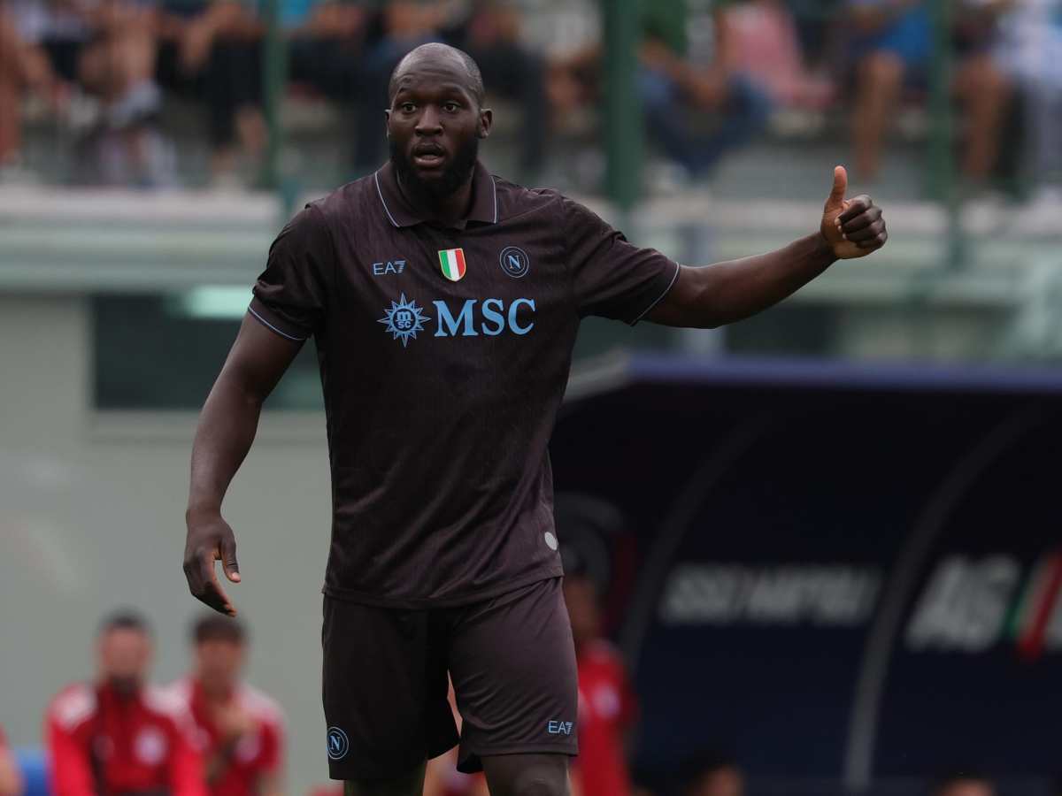 Romelu Lukaku col pollice alto durante l'amichevole contro l'Olympiacos