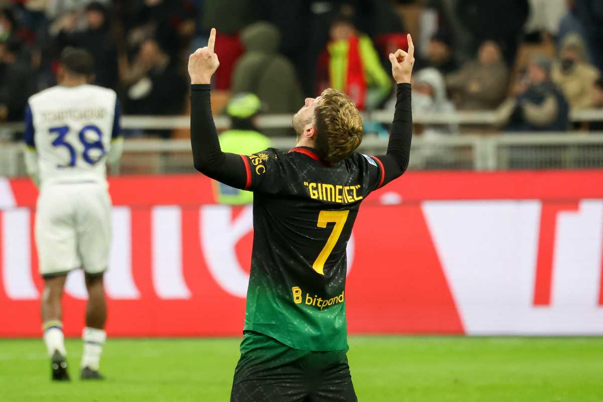 Santiago Gimenez esulta indicando il cielo