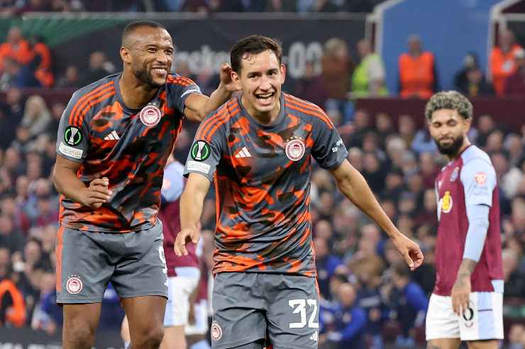 Santiago Hezze esulta dopo un gol all'Olympiakos