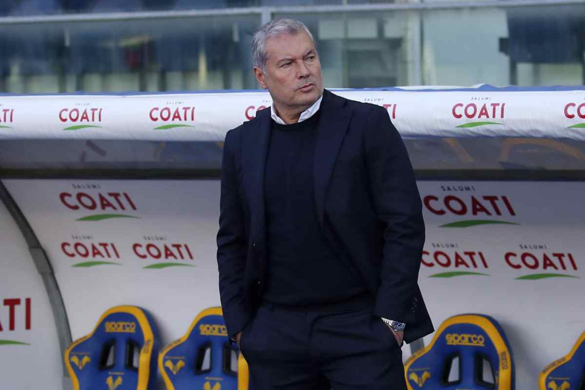Sean Sogliano, direttore sportivo del Verona, osserva la squadra dalla panchina