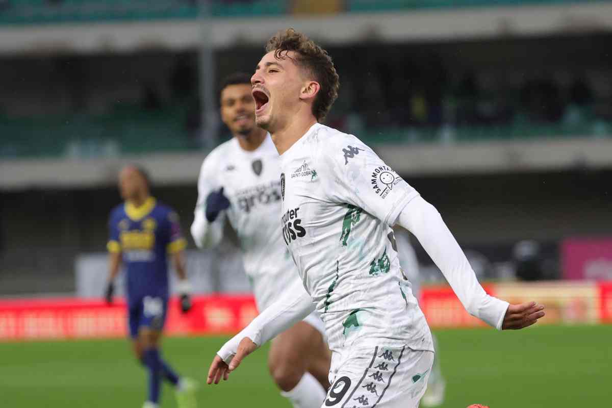 Sebastiano Esposito esulta dopo un gol con la maglia dell'Empoli