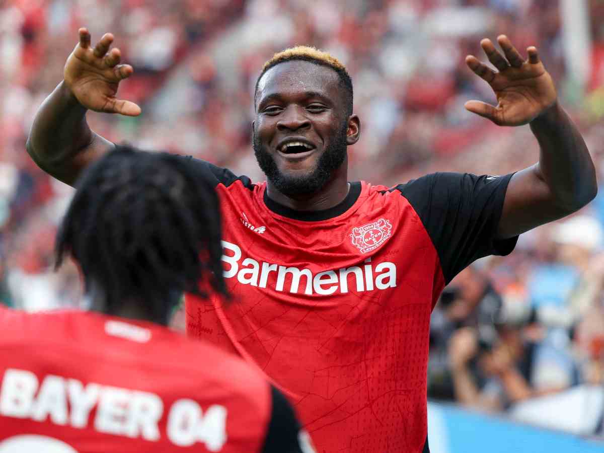 Victor Boniface esulta sorridendo dopo un gol con la maglia del Bayer Leverkusen