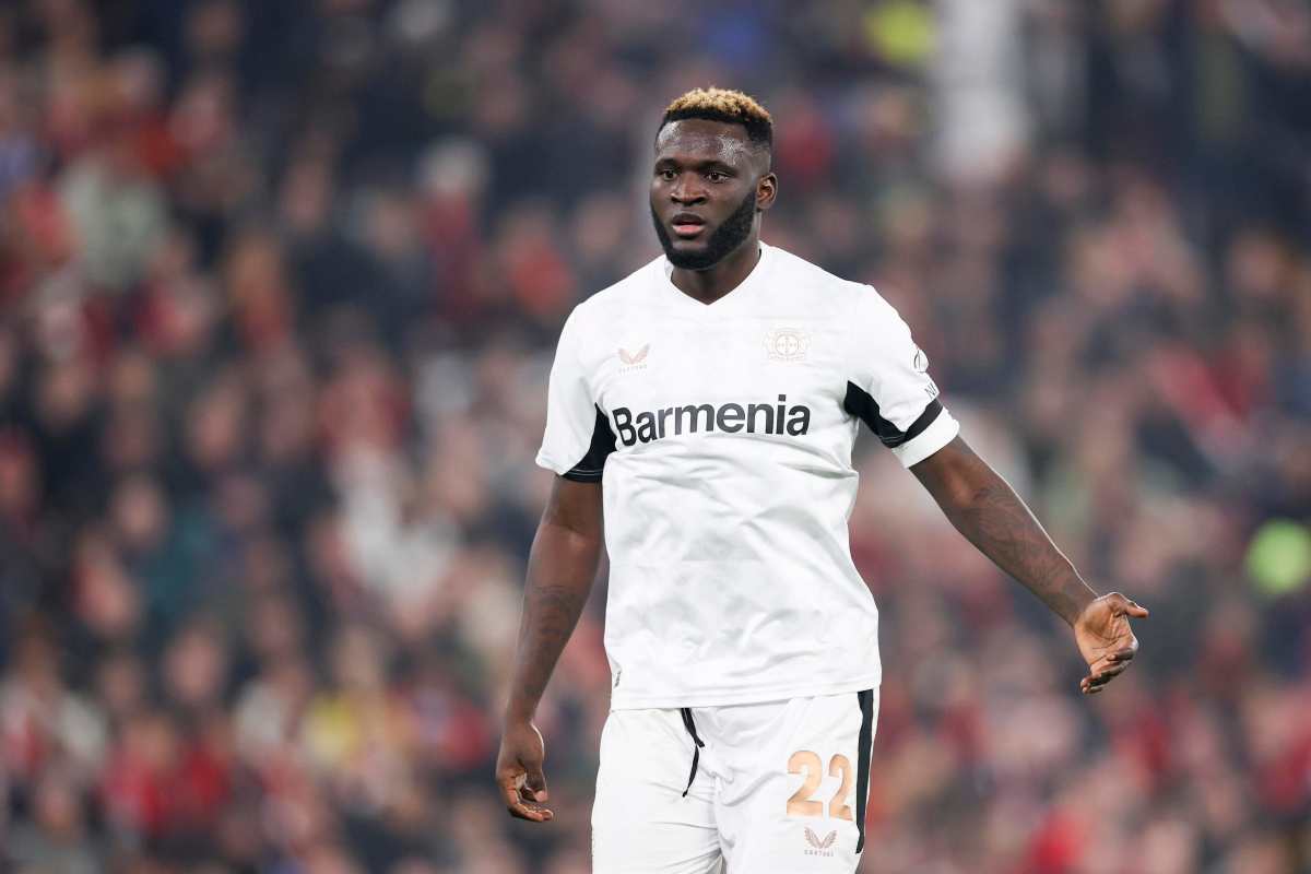 Victor Boniface con la maglia bianca del Bayer Leverkusen