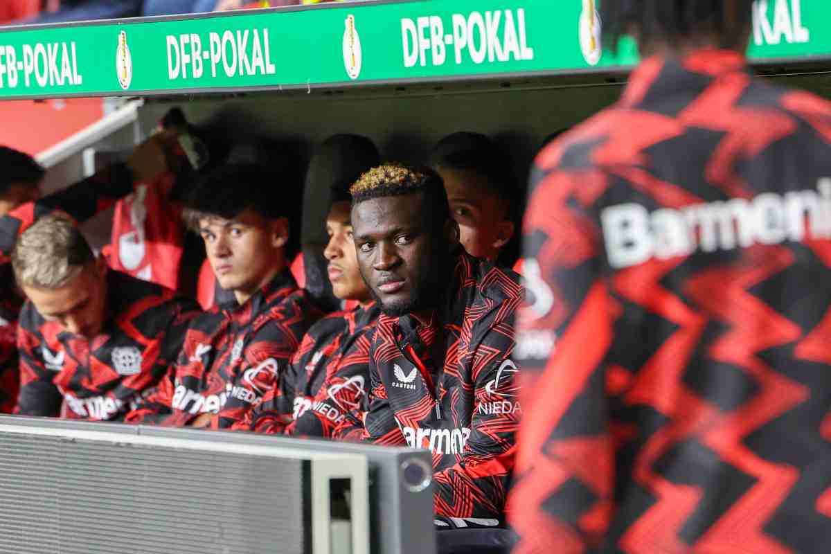 Victor Boniface in panchina con il Bayer Leverkusen