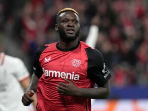 Victor Boniface mostra un'espressione soddisfatta dopo un gol
