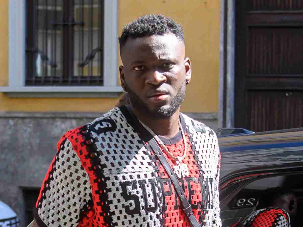 Victor Boniface posa prima delle visite mediche col Milan 