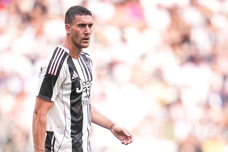 Vlahovic in campo in maglia Juve