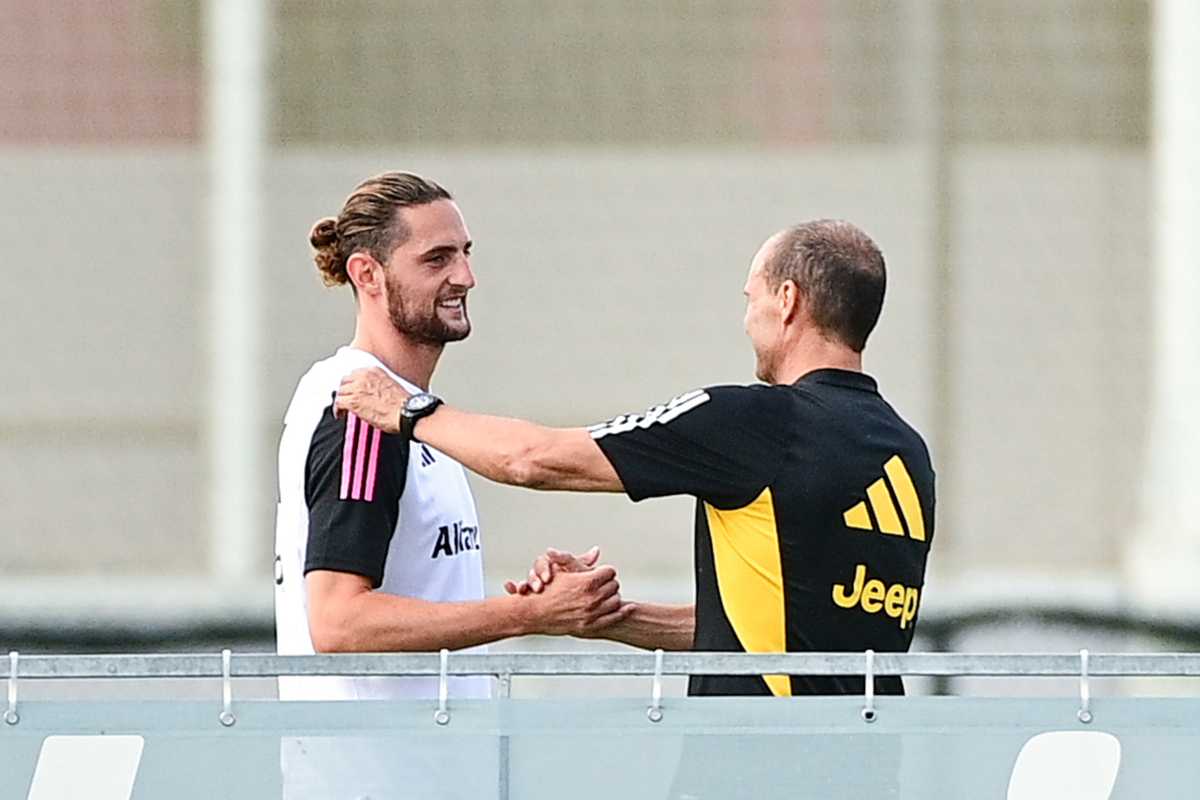 Adrien Rabiot si stringe la mano con Allegri ai tempi della Juventus