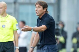 Antonio Conte in panchina dà indicazioni