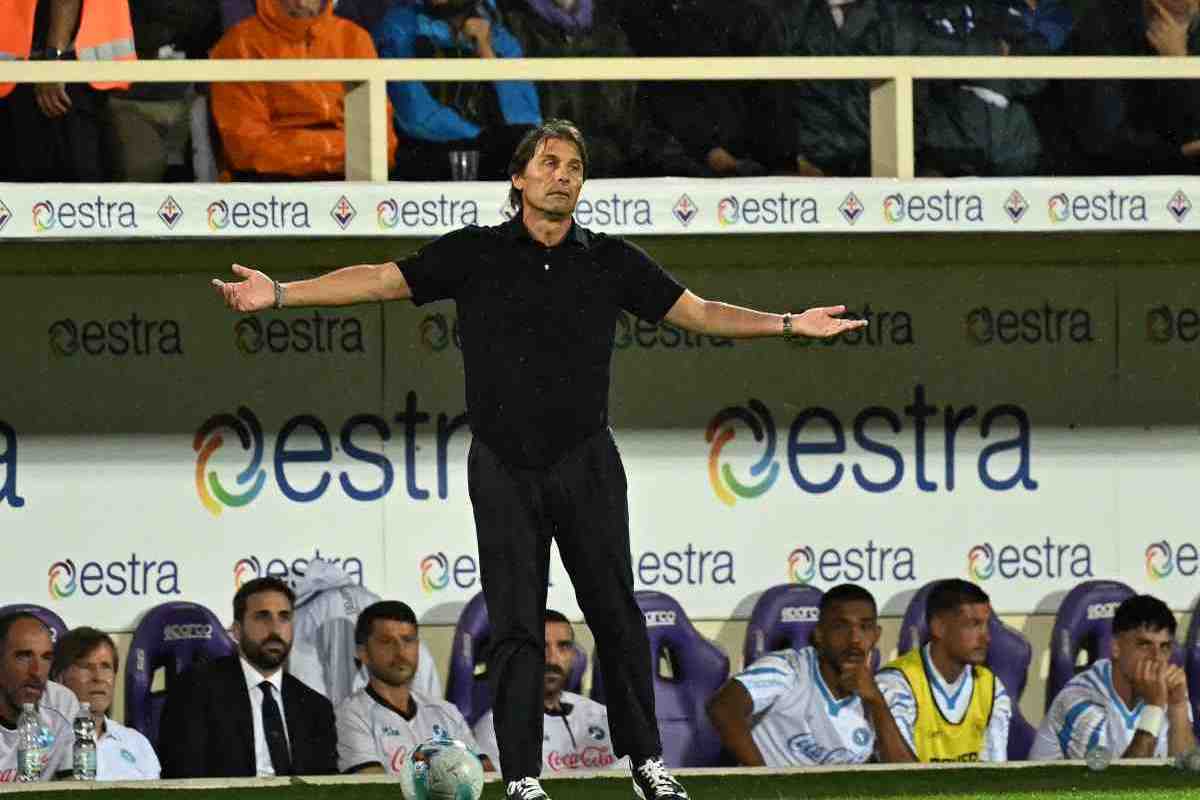 Antonio Conte in panchina mentre allarga le braccia