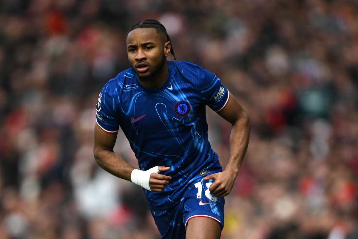 Christopher Nkunku corre con indosso la maglia del Chelsea