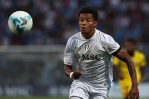 David Neres in campo mentre insegue il pallone