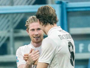 De Bruyne e McTominay si danno il cinque dopo il gol del belga al Sassuolo