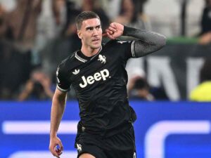 Dusan Vlahovic porta il dito all'orecchio per "sentire" il tifo juventino dopo il gol segnato al Borussia Dortmund in Champions League