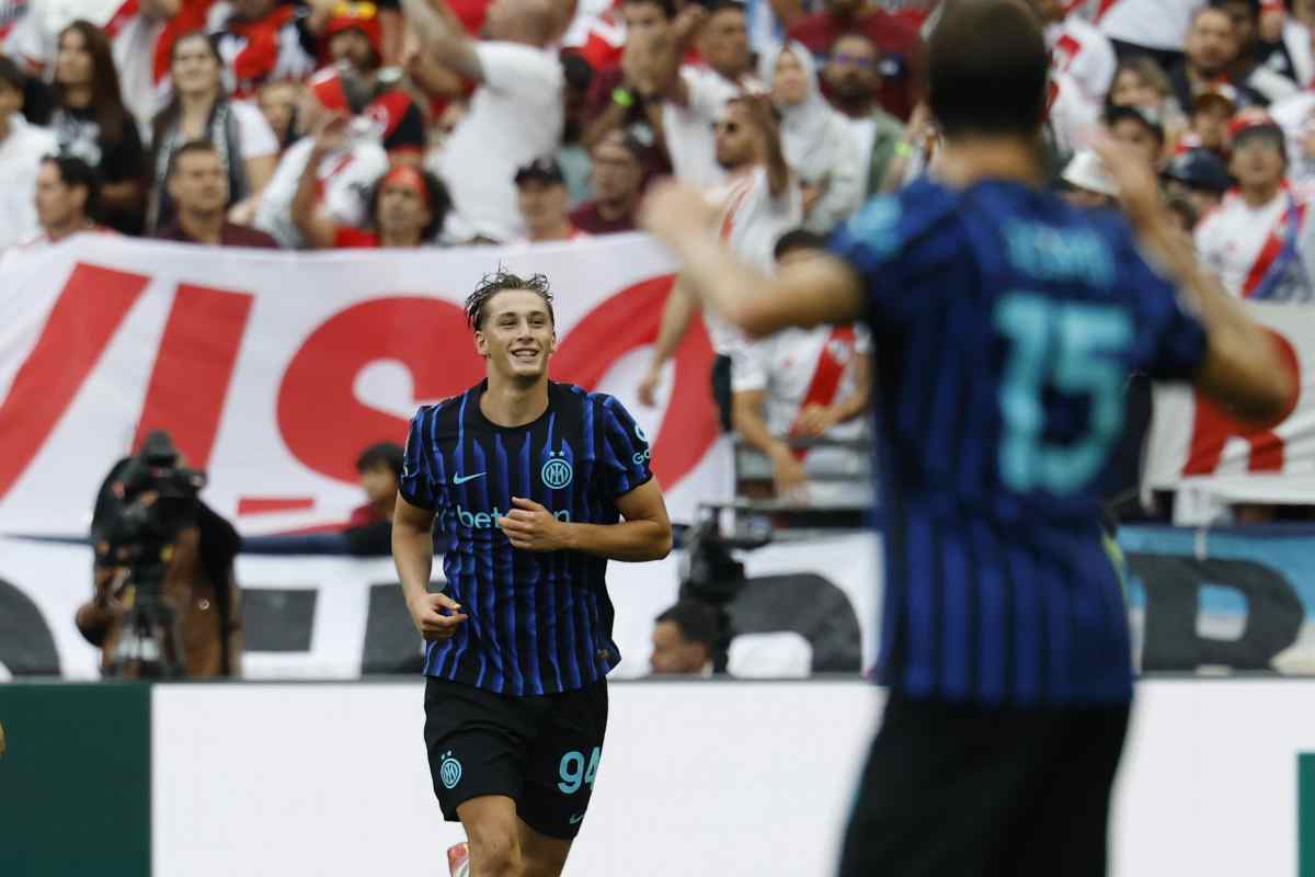 Francesco Pio Esposito esulta dopo un gol con la maglia dell'Inter al Mondiale per Club