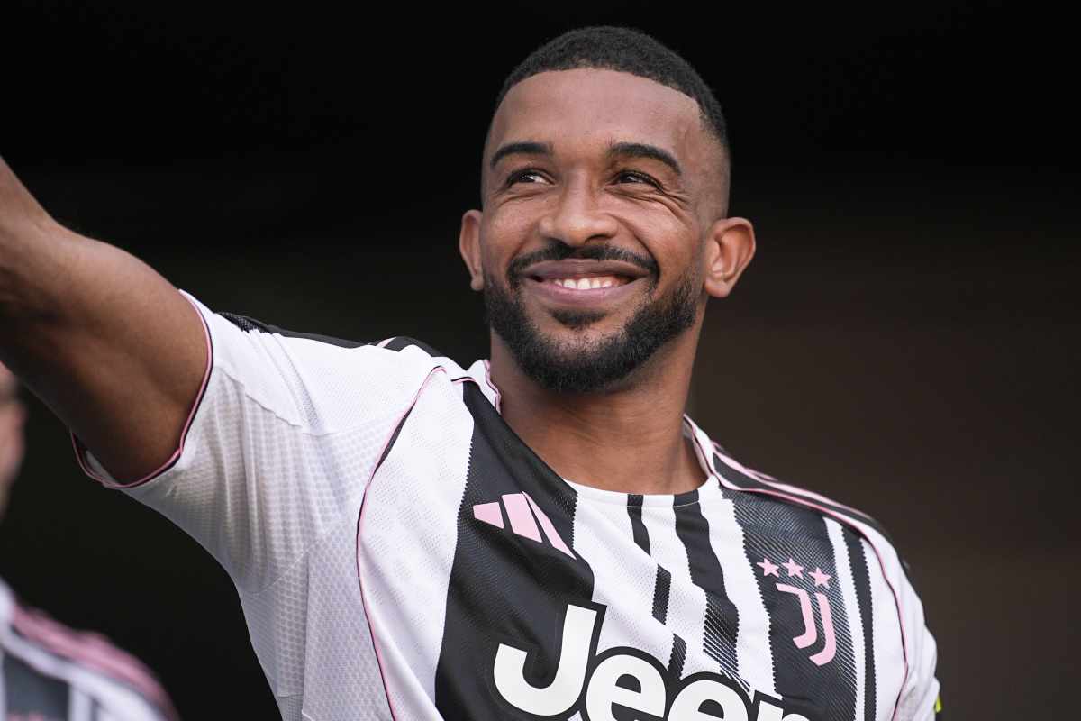 primo piano di Gleison Bremer sorridente con la maglia della Juventus