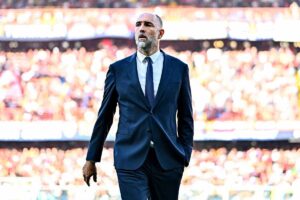 Igor Tudor passeggia in campo