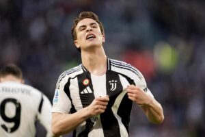 Kenan Yildiz mostra il logo della Juventus dopo un'esultanza