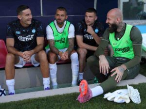 Lucca Spinazzola Buongiorno e Milinkovic Savic del Napoli sorridono seduti in panchina