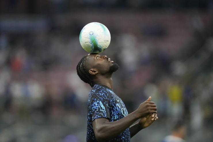 Marcus Thuram gioca con il pallone 