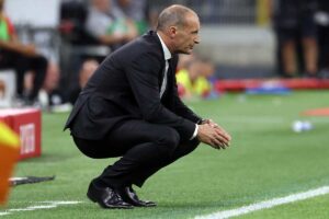 Max Allegri accovacciato in campo