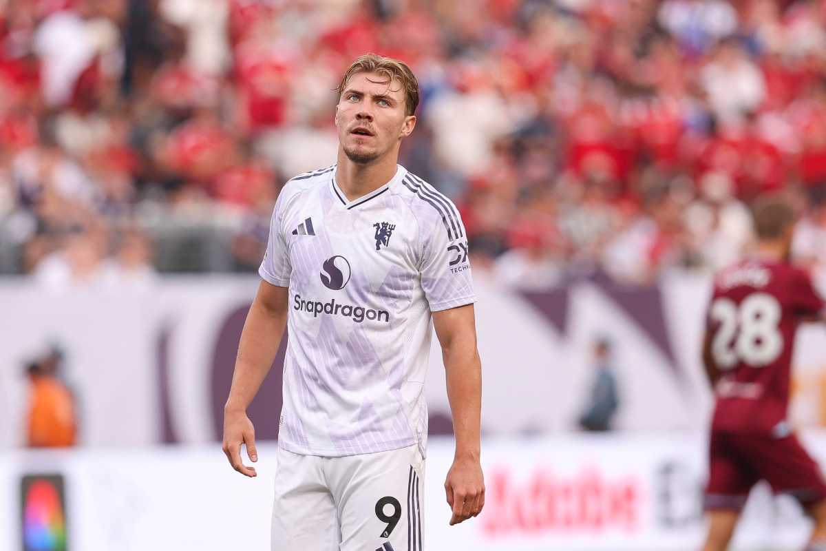 Rasmus Hojlund sconsolato con la maglia del Manchester United
