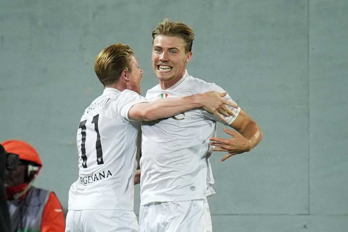 Rasmus Hojlund esulta con Kevin De Bruyne dopo il gol all'esordio contro la Fiorentina 