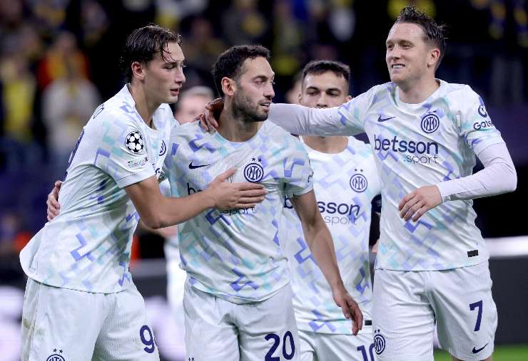 I calciatori dell'Inter esultano dopo un gol