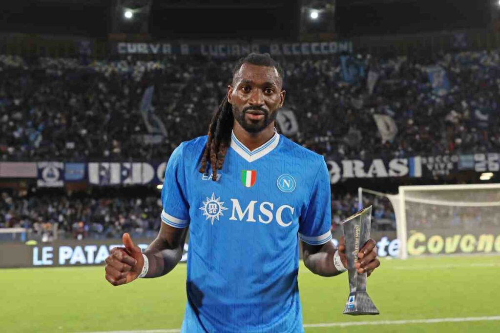 Frank Anguissa con il premio di MVP in mano