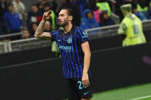 Hakan Calhanoglu esulta dopo un gol