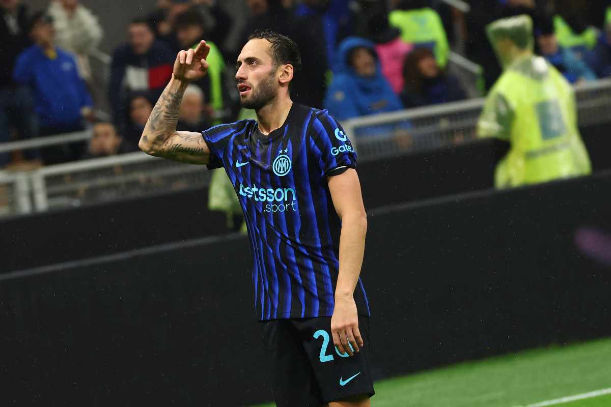 Hakan Calhanoglu esulta dopo un gol