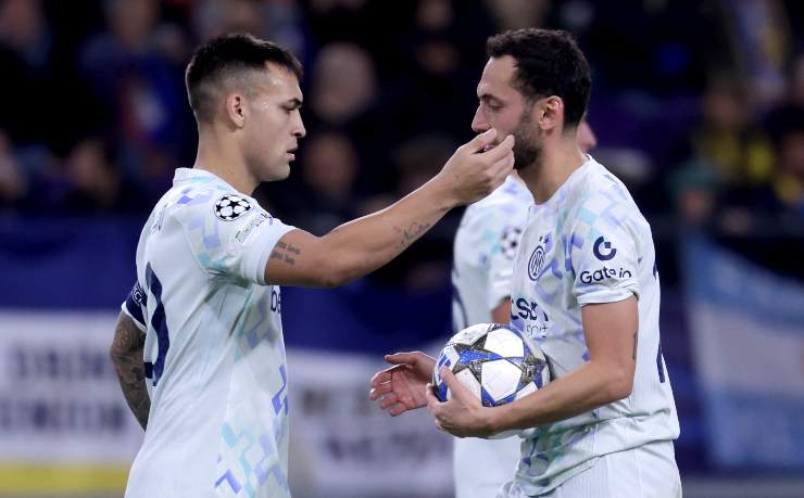 Lautaro e Calhanoglu esultano dopo un gol