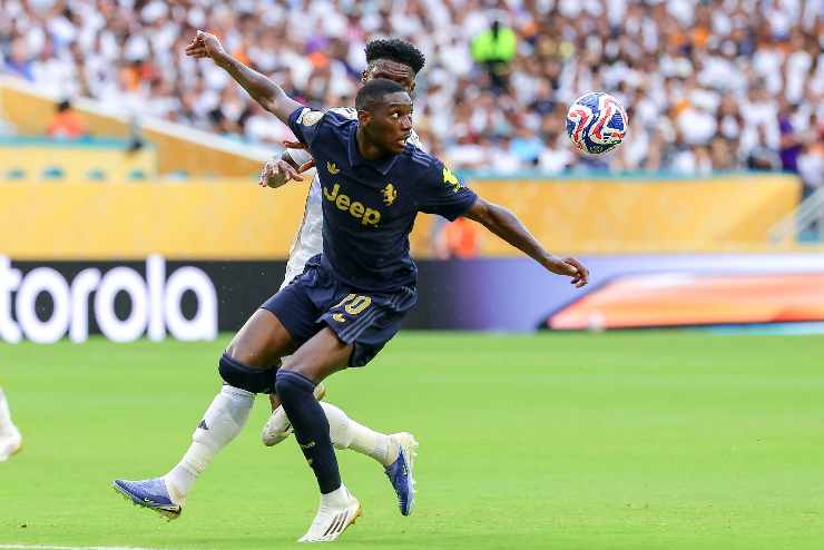 Randal Kolo Muani con la maglia della Juve