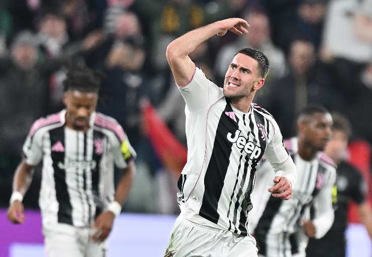 Dusan Vlahovic esulta dopo un gol